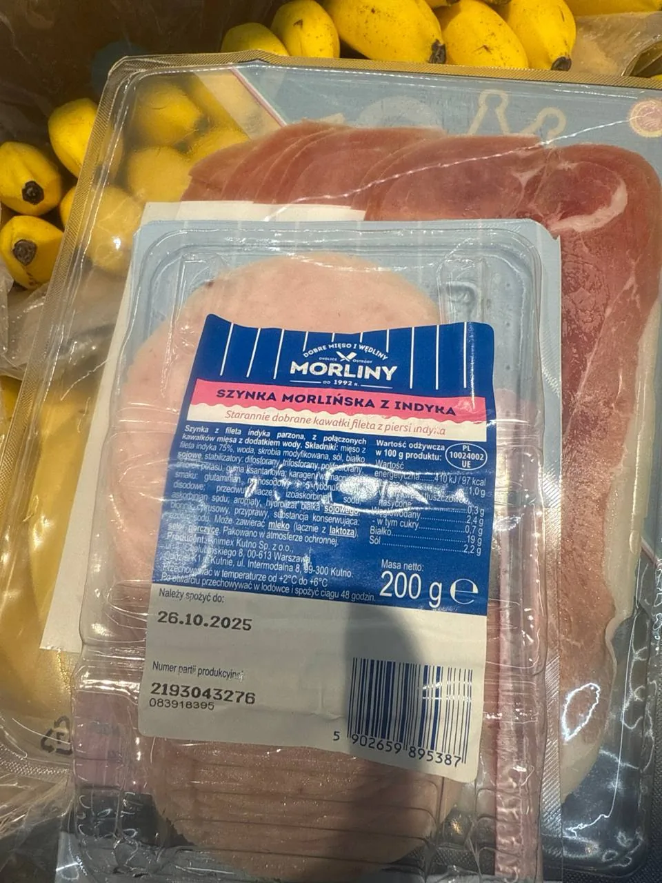 Zdjęcie produktu spożywczego z etykietą zawierającą nieczytelny tekst i informacje żywieniowe