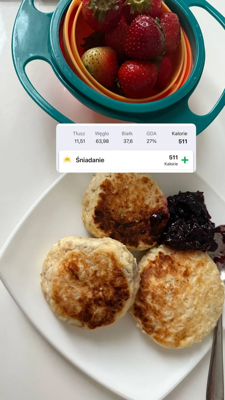 Zbliżenie na ekran z tabelą wartości odżywczych i kalorycznością posiłku