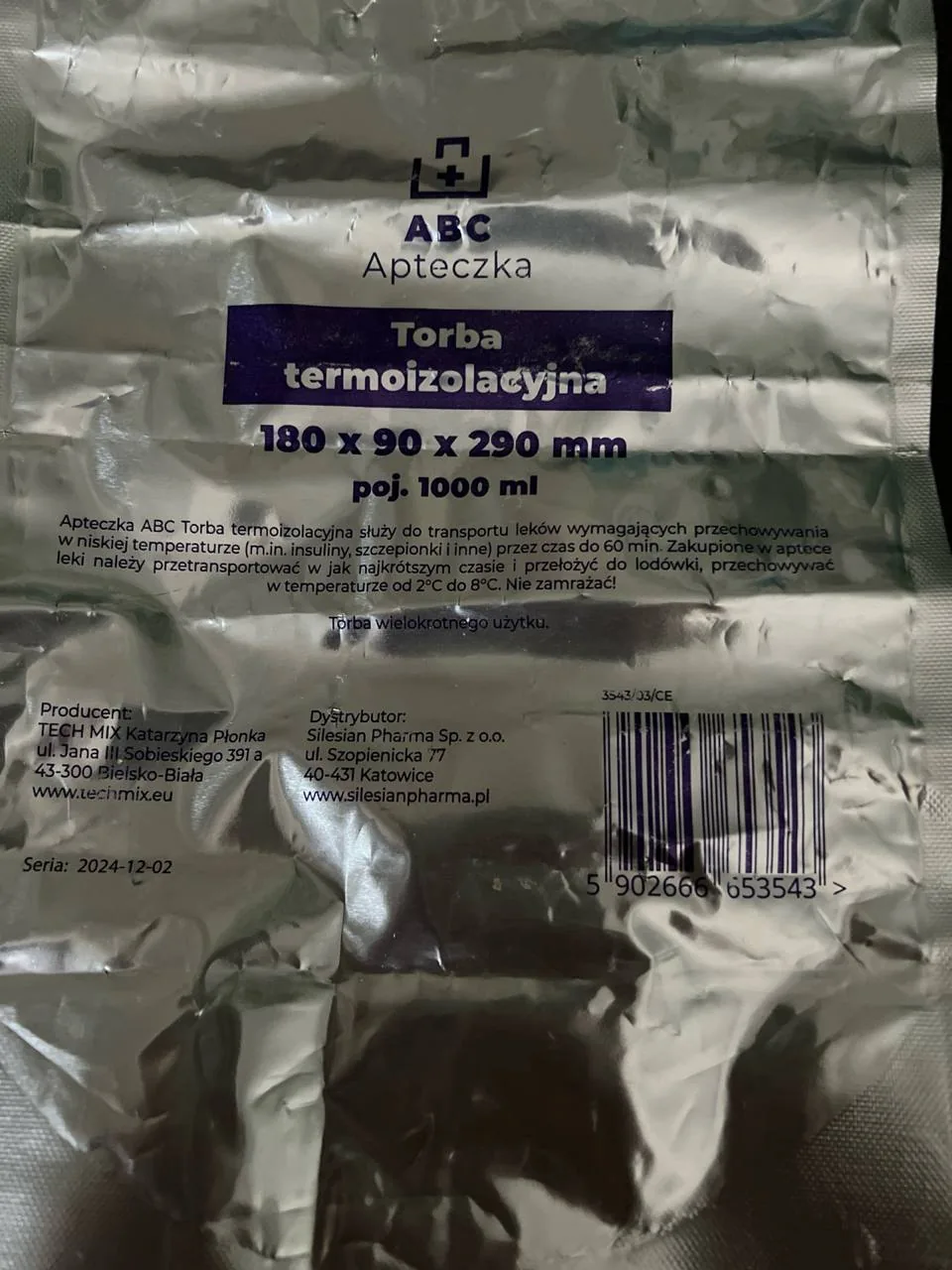 Zbliżenie na apteczkę lub torbę termoizolacyjną z nieczytelnym tekstem na etykiecie