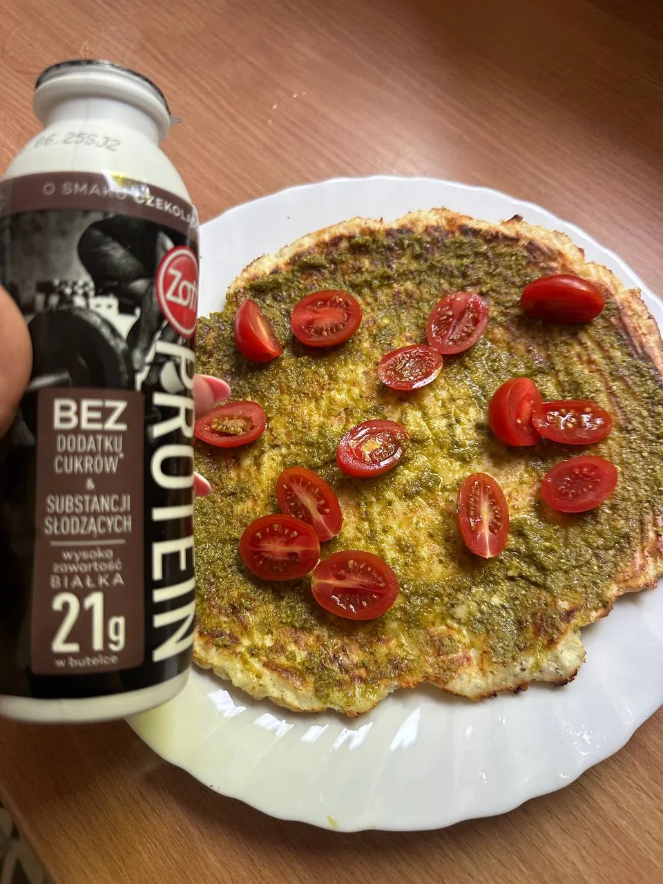 Zbliżenie na fragment nieczytelnego dokumentu medycznego z tekstem w języku obcym