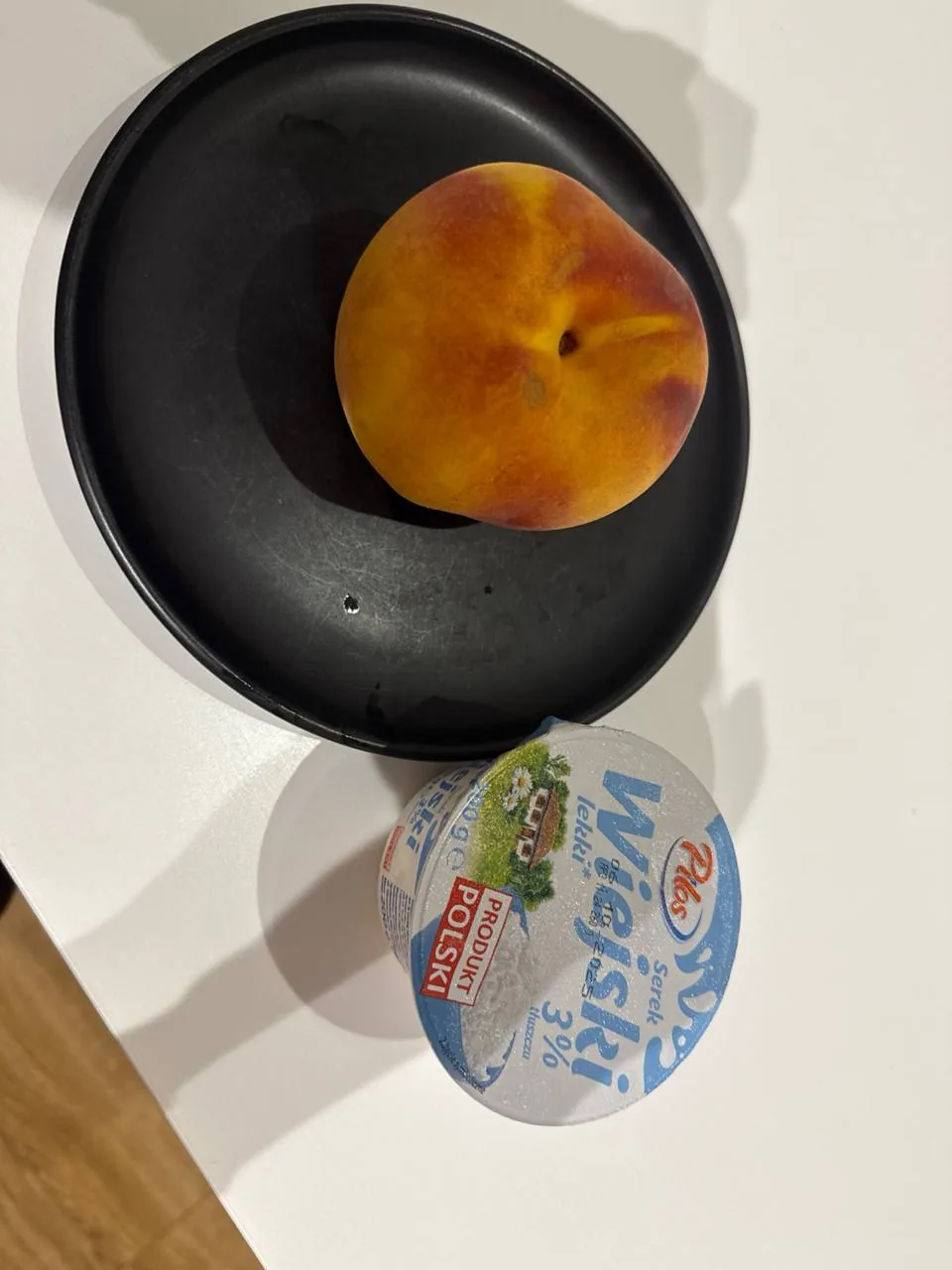 portretowe zdjęcie z nieczytelnym tekstem w tle, użyte jako ilustracja artykułu o odchudzaniu z brzucha