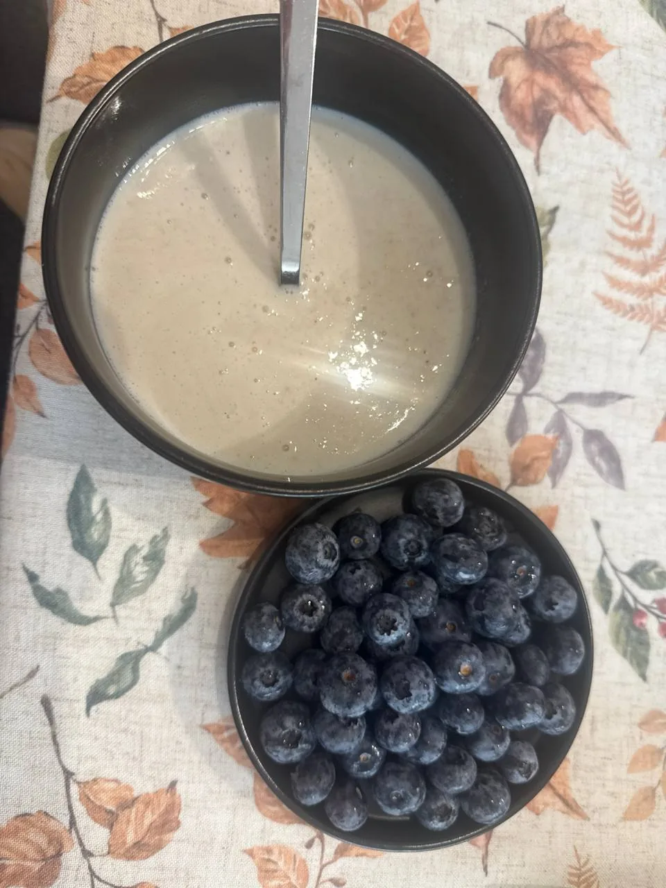 Zdjęcie w orientacji pionowej z nieczytelnym tekstem w tle, użyte jako ilustracja artykułu o napojach wspierających odchudzanie