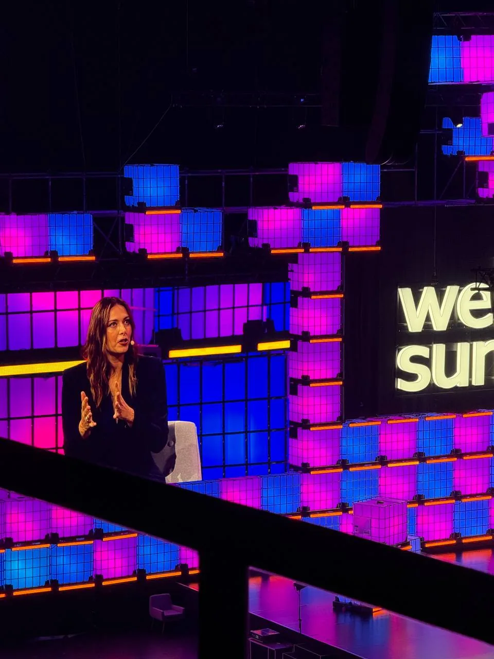 Portretowe zdjęcie użyte jako dekoracyjny obraz w artykule o dziennym zapotrzebowaniu kalorii przy odchudzaniu