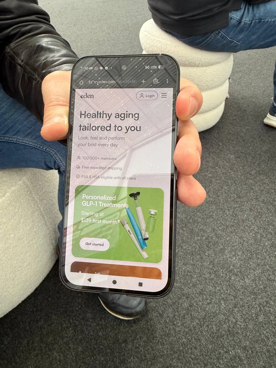 Zdjęcie portretowe z nieczytelnym angielskim tekstem o zdrowym starzeniu i codziennym samopoczuciu