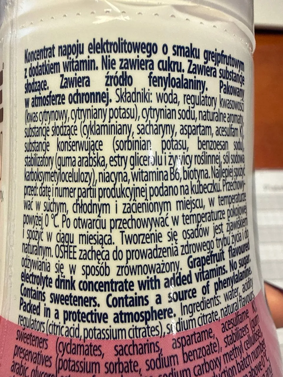 Zbliżenie etykiety napoju elektrolitowego bez cukru z opisem składu na butelce