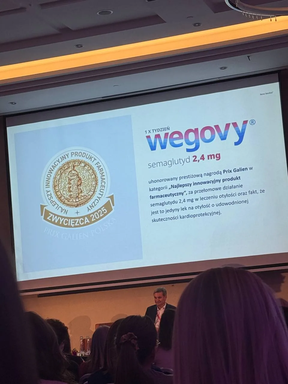 Zbliżenie na ulotkę lub materiał informacyjny o leku stosowanym w leczeniu otyłości z wyróżnioną dawką semaglutydu Zbliżenie na ulotkę lub materiał informacyjny o leku stosowanym w leczeniu otyłości z wyróżnioną dawką semaglutydu