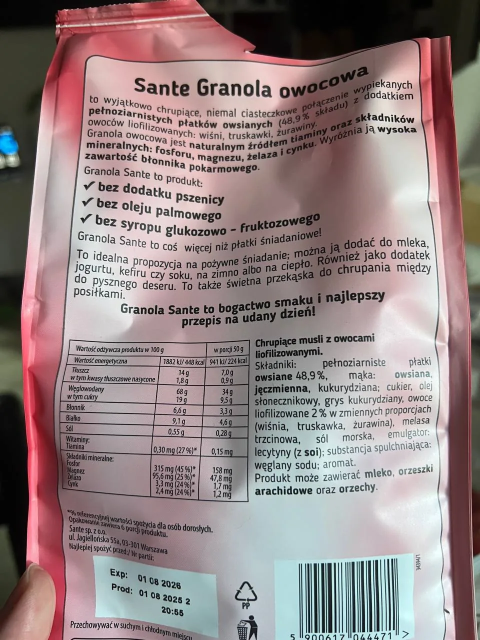 Zbliżenie etykiety opakowania granoli śniadaniowej z owocami i informacjami o składnikach odżywczych