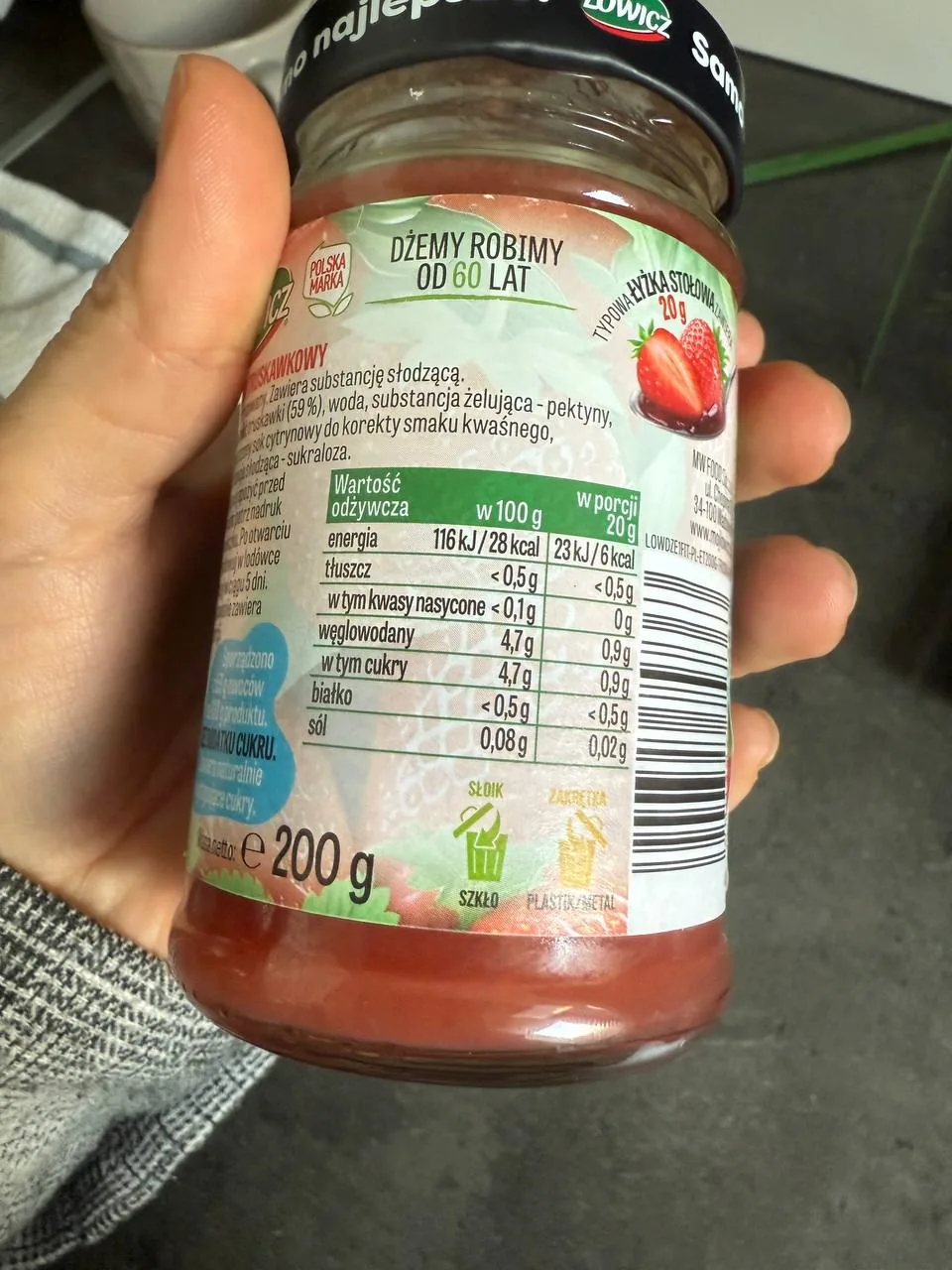 Zbliżenie na etykietę produktu spożywczego z nieczytelnym tekstem, użyte jako ilustracja przy informacjach o receptach na leki w Polsce