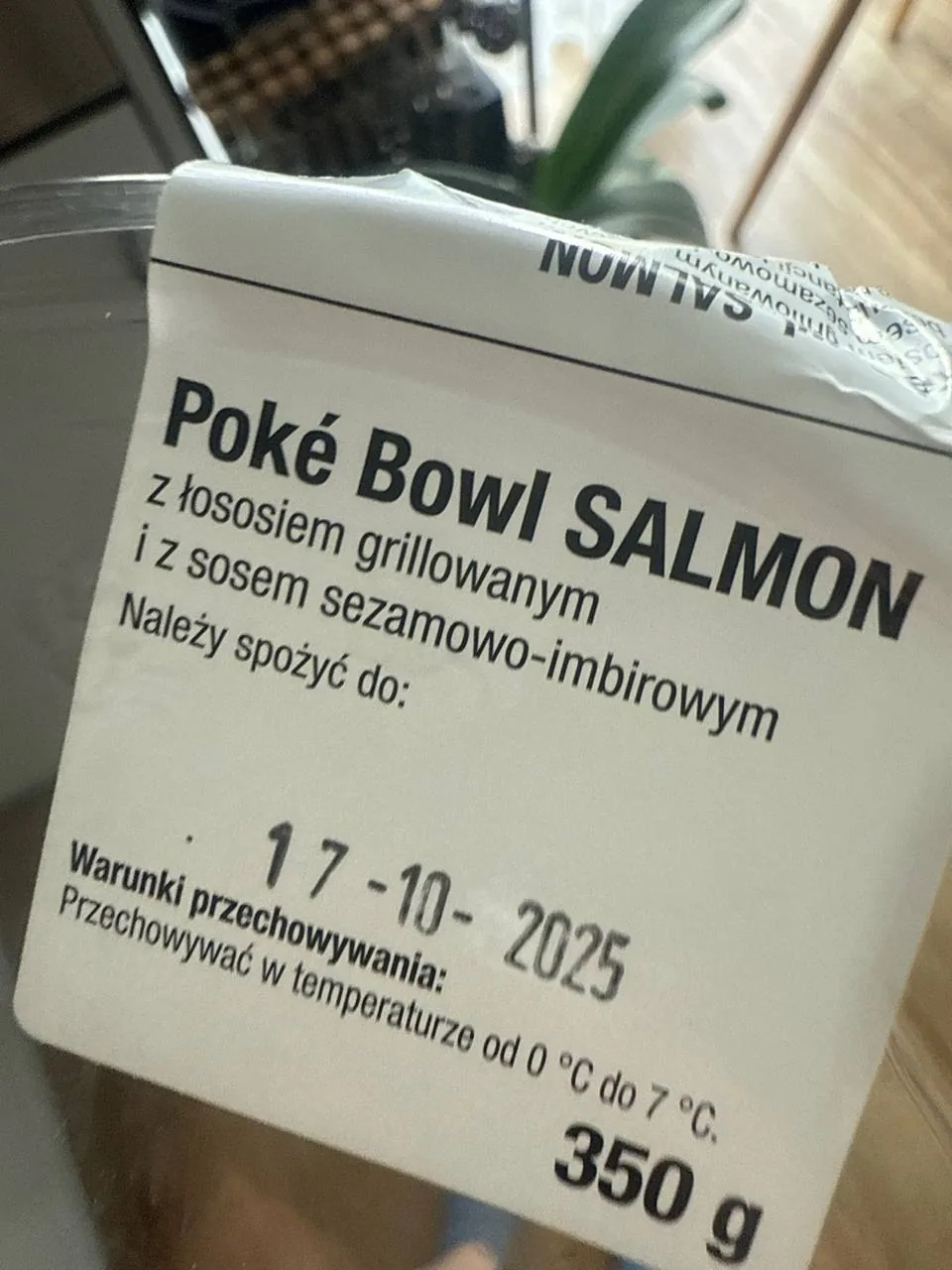 Zbliżenie na etykietę produktu spożywczego z nieczytelnym tekstem na opakowaniu