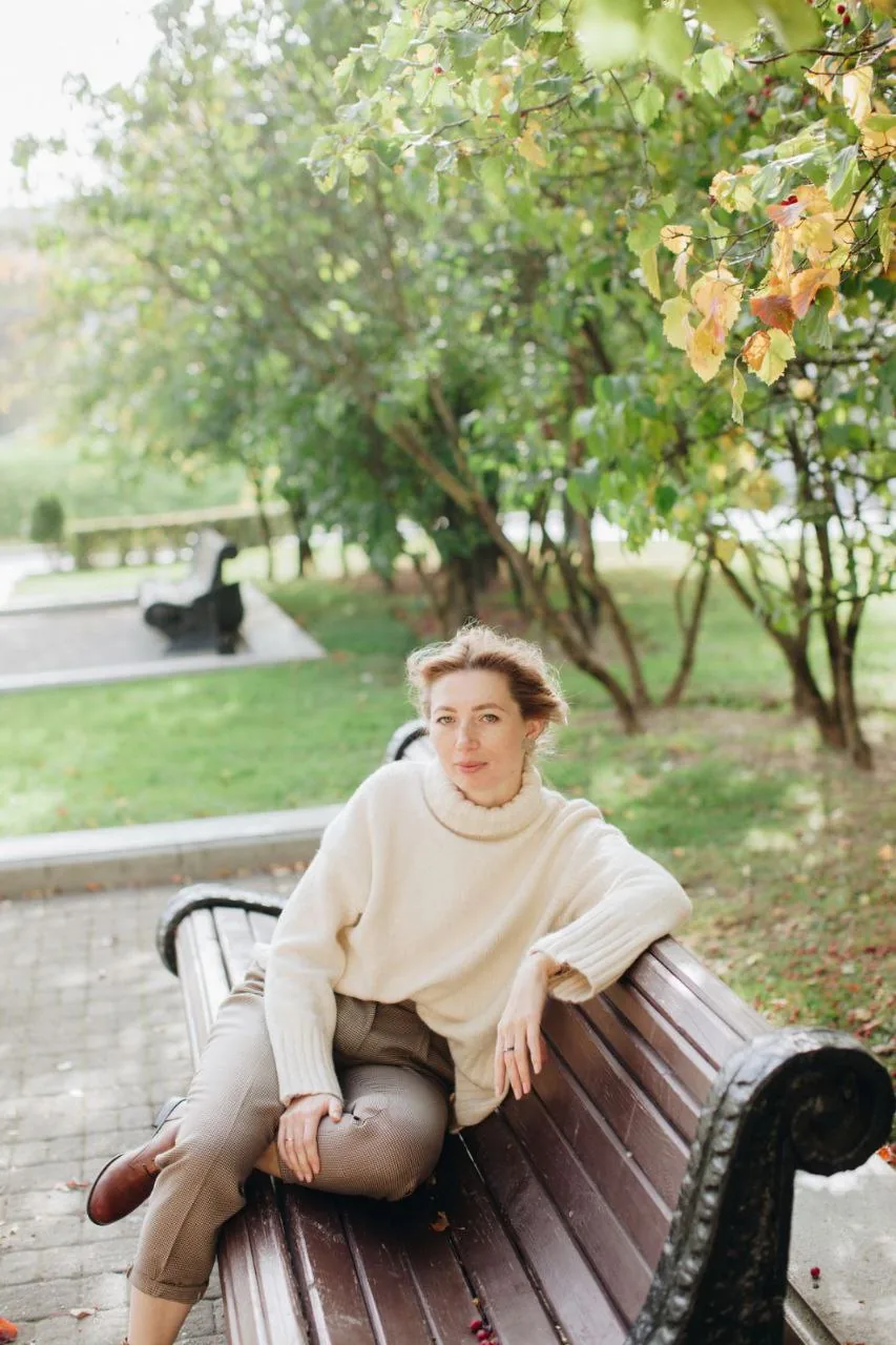 Portret kobiety, neutralne ujęcie, zdjęcie ilustracyjne do treści o osobie mieszkającej za granicą i odwiedzającej Polskę