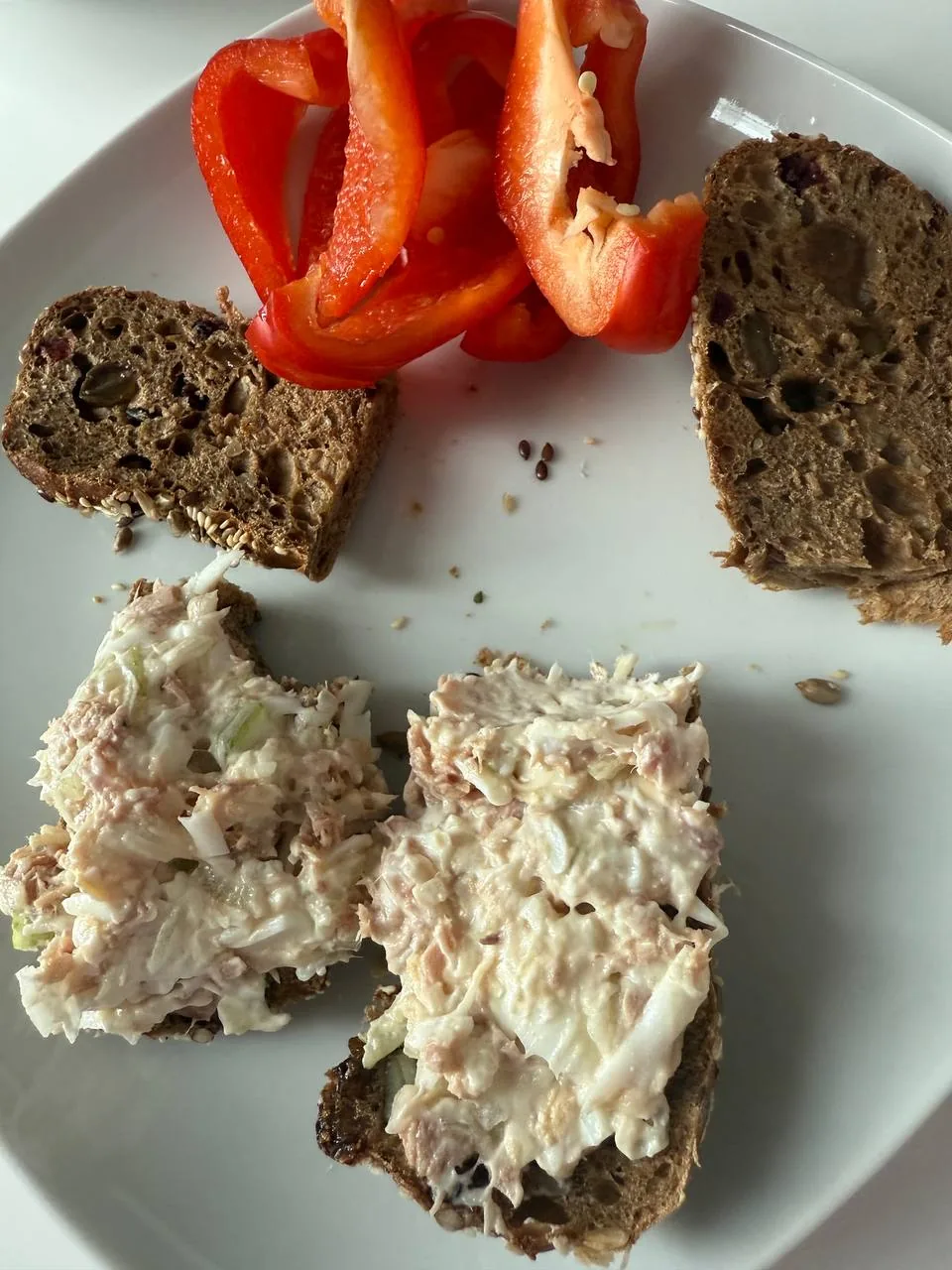 Portretowe zdjęcie kobiety po ciąży, użyte jako ilustracja do treści o nadprogramowych kilogramach po porodzie