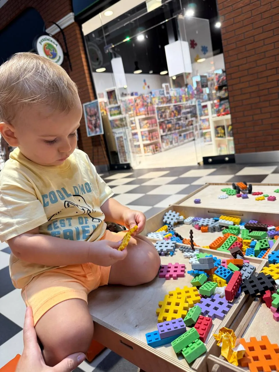 Portretowa fotografia osoby, nieczytelny tekst w tle