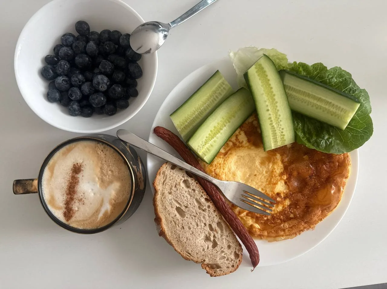 Osoba z nadwagą myśląca o uporządkowaniu dnia i regularnych posiłkach