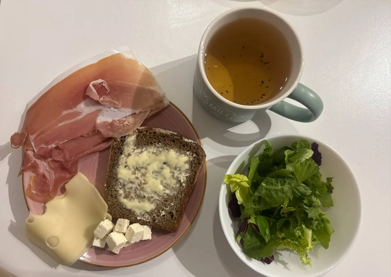 Zdjęcie w poziomie, ogólny kadr bez wyraźnych szczegółów, użyte jako tło dla treści o bólach stawów przy nadwadze