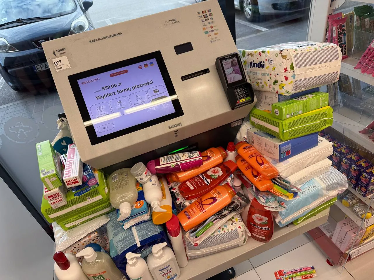 Abstrakcyjna grafika z nieczytelnym tekstem, używana jako tło dla treści o nieprawidłowym lipidogramie